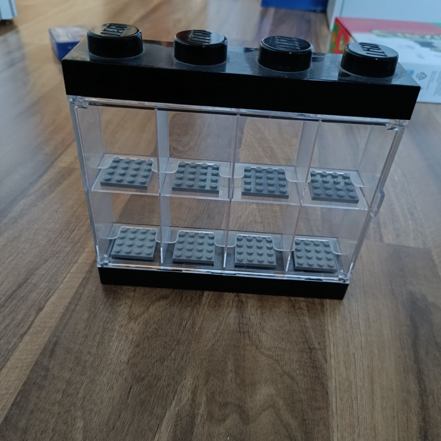 Gablotka lego na 8 figurek