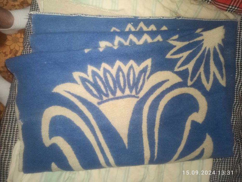 продам одеяла и подушки диванные и из куриного пера