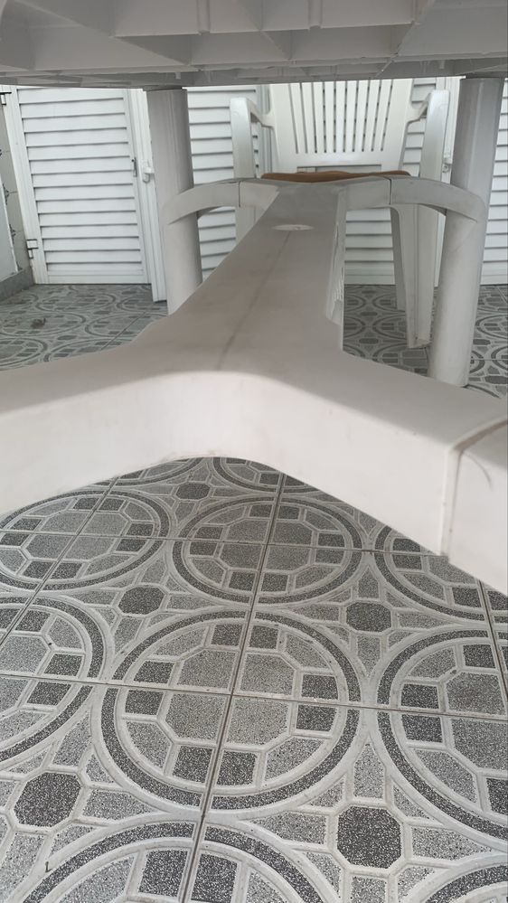 Mesa em plastico branca usada