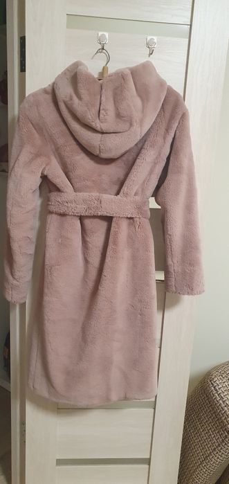 Красива пудрова еко шуба до коліна