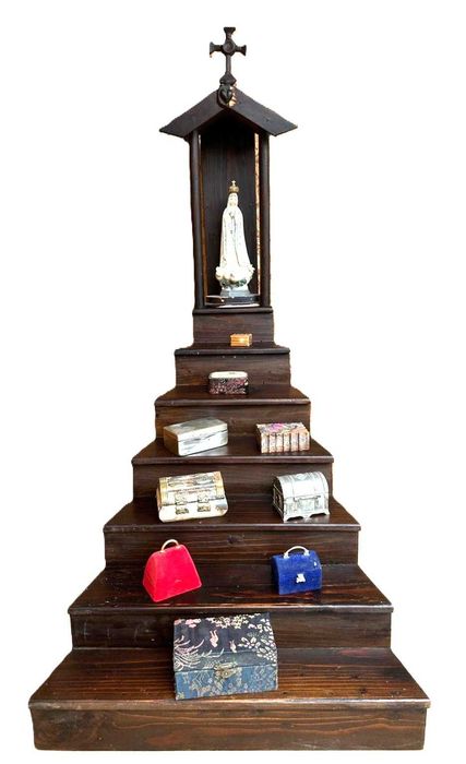 Oratório de oferendas a Nossa Senhora, peça datada de 1928.