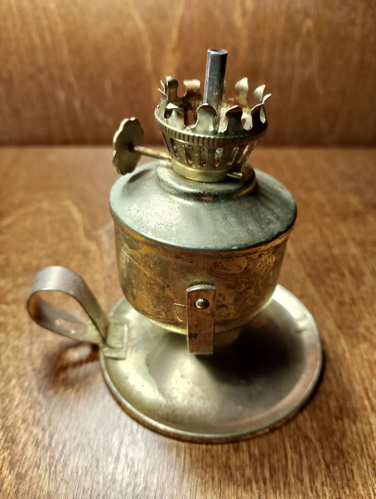 Miniaturowa lampa wykonana jest z mosiądzu. Wysokość 8 cm,