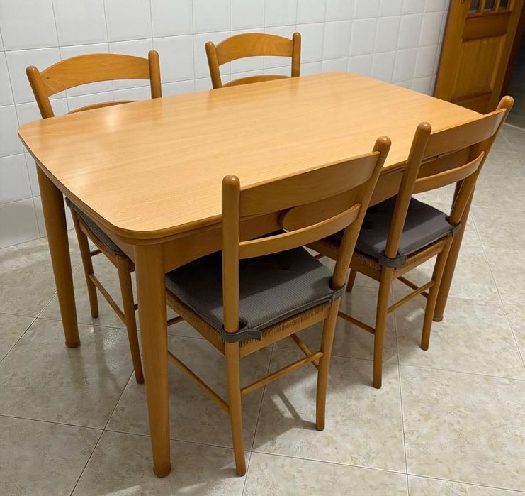 Mesa de cozinha extensível e 4 cadeiras