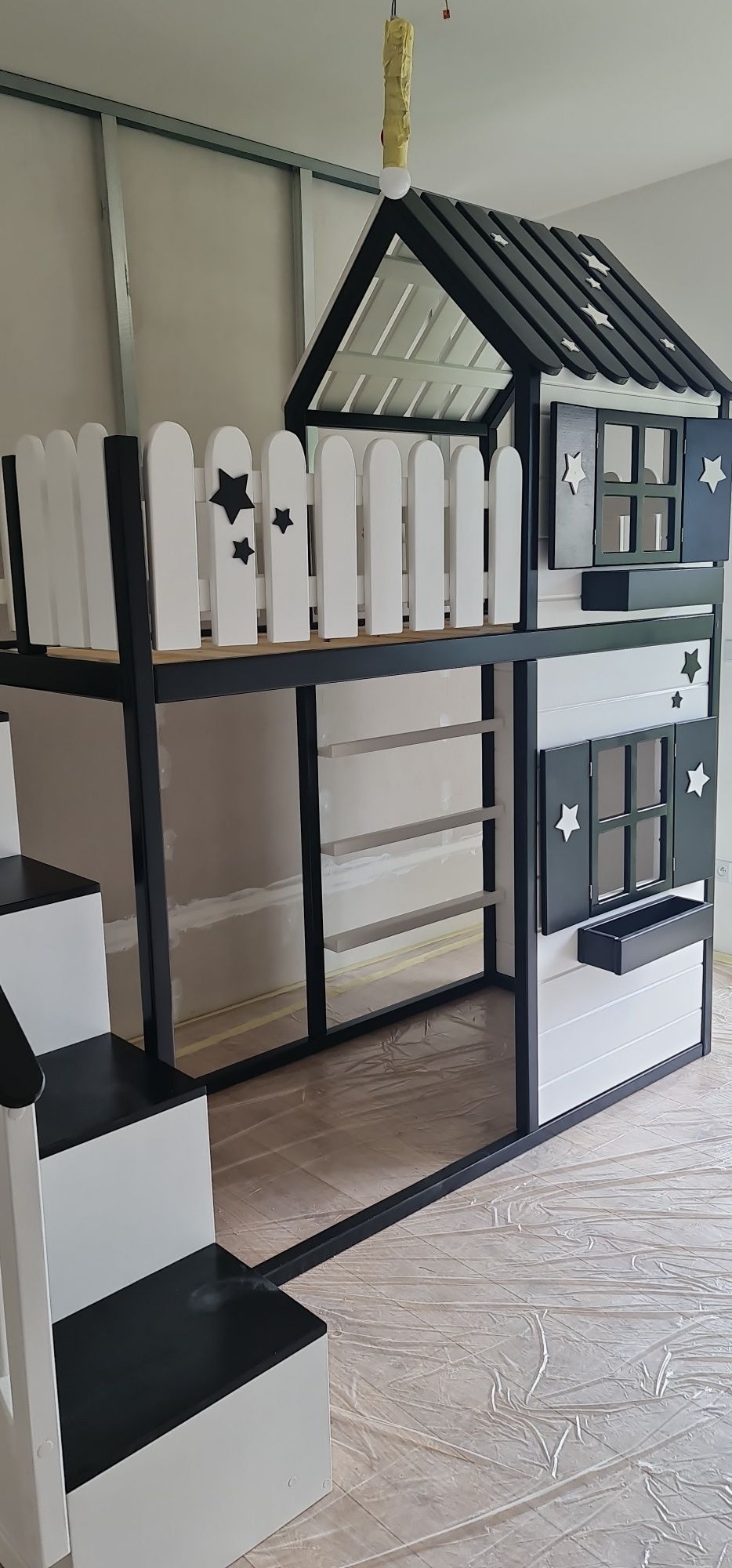 Łóżko z antresolą na górze domek drewniany