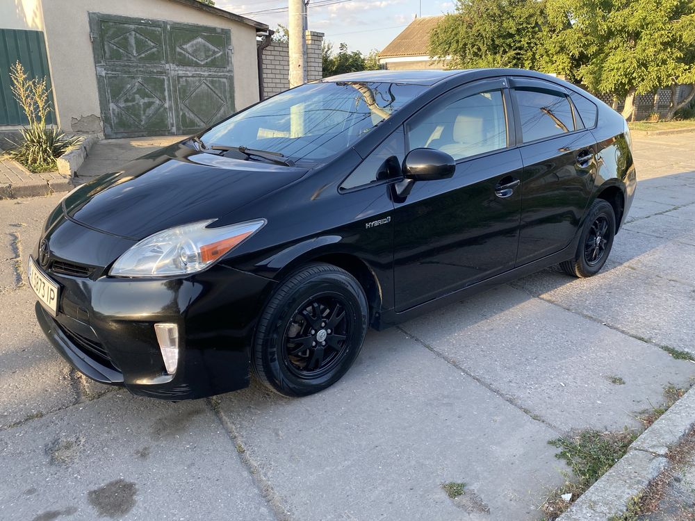 Toyota Prius 2015г