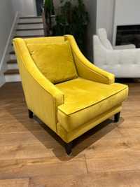 Tapicerowany fotel kolor musztardowy