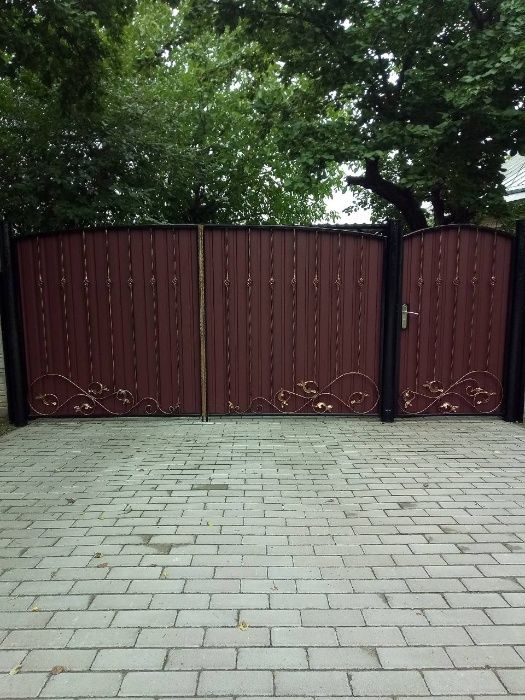 Бетонний забор, з профнастилу ворота, стовпчики, кільця, напівсфери