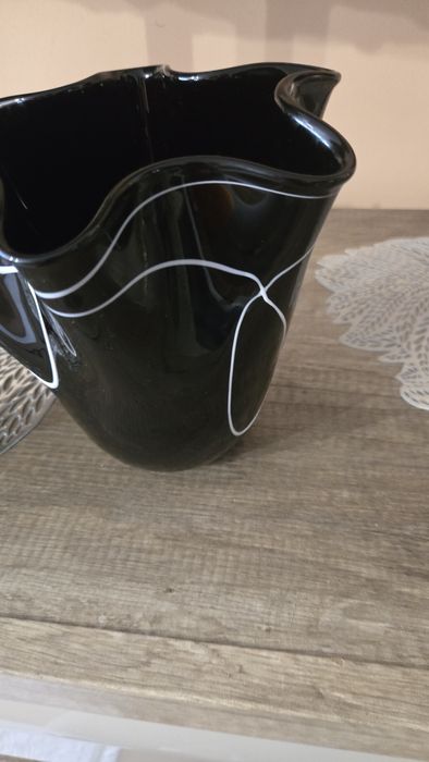 Wazon falbanką czarno białe mazy