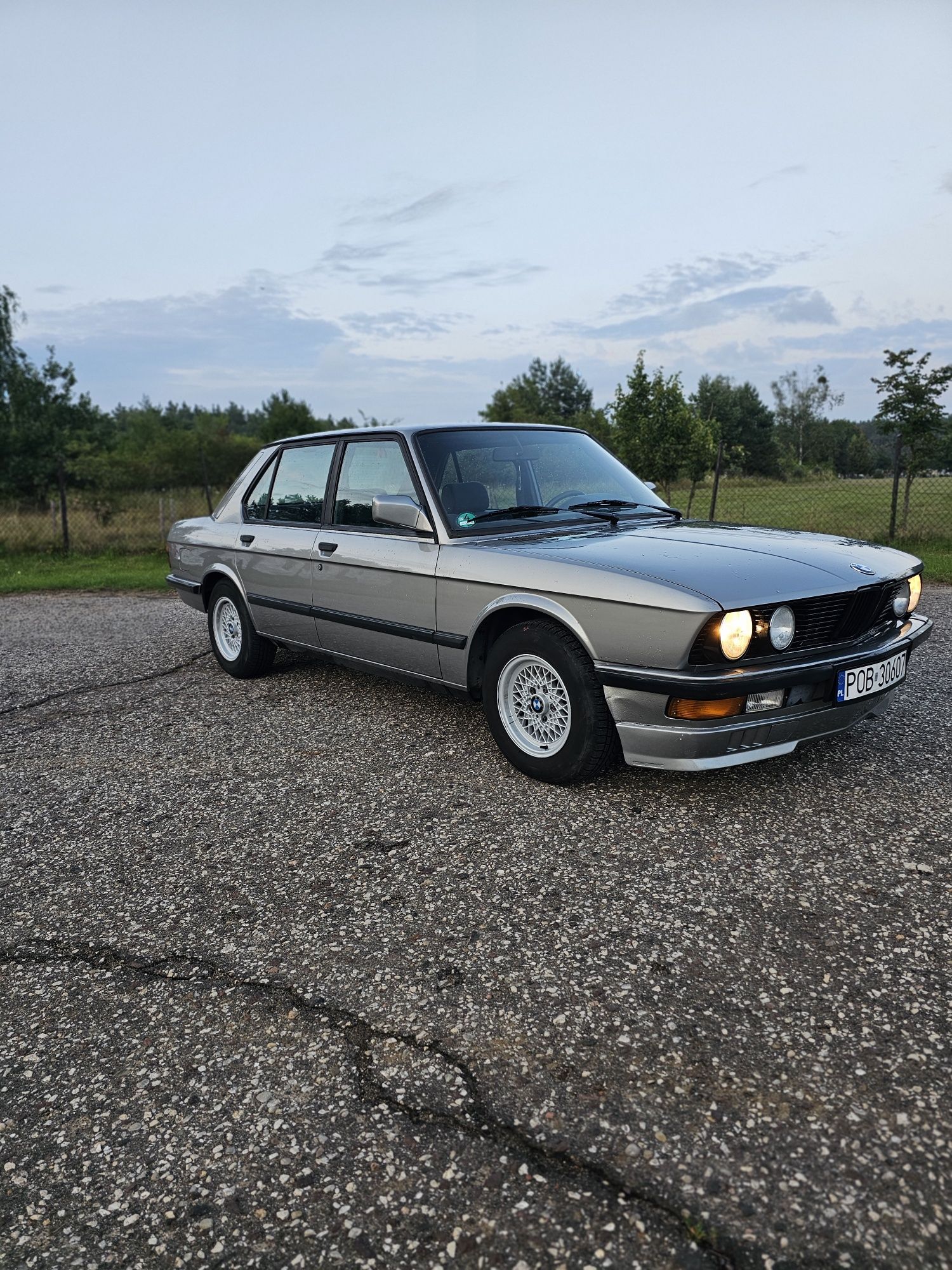 BMW E28 520i z silnikiem 2.8 – klasyka z duszą i pazurem