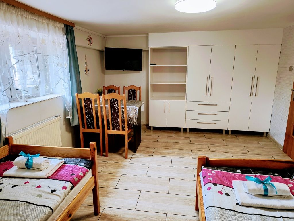 Pokój 3 os, suterena,"piwniczka"