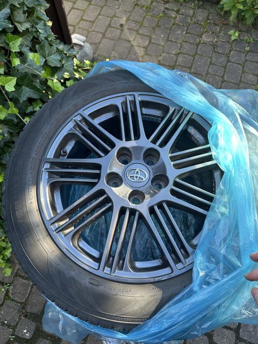 Alufelgi Toyota Avensis wraz z oponani zimowymi Nokian
