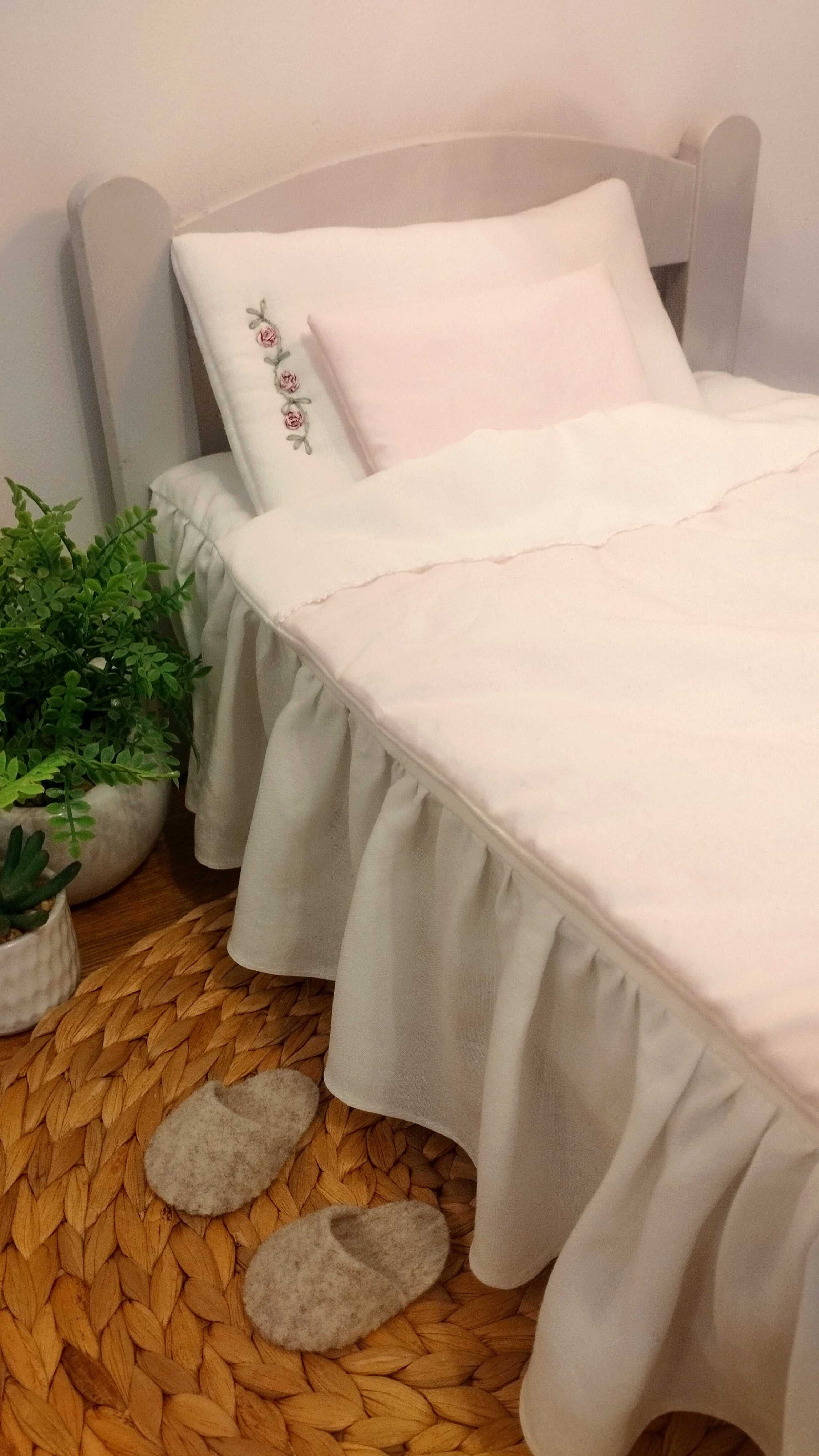 Luksusowa pościel do łóżeczka dla lalek Ikea.