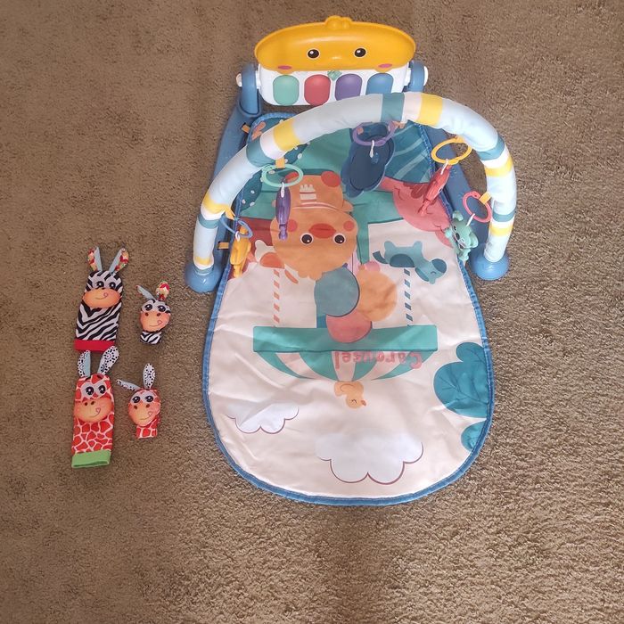 Розвиваючий килимок та брязкальця на ручки та ніжки