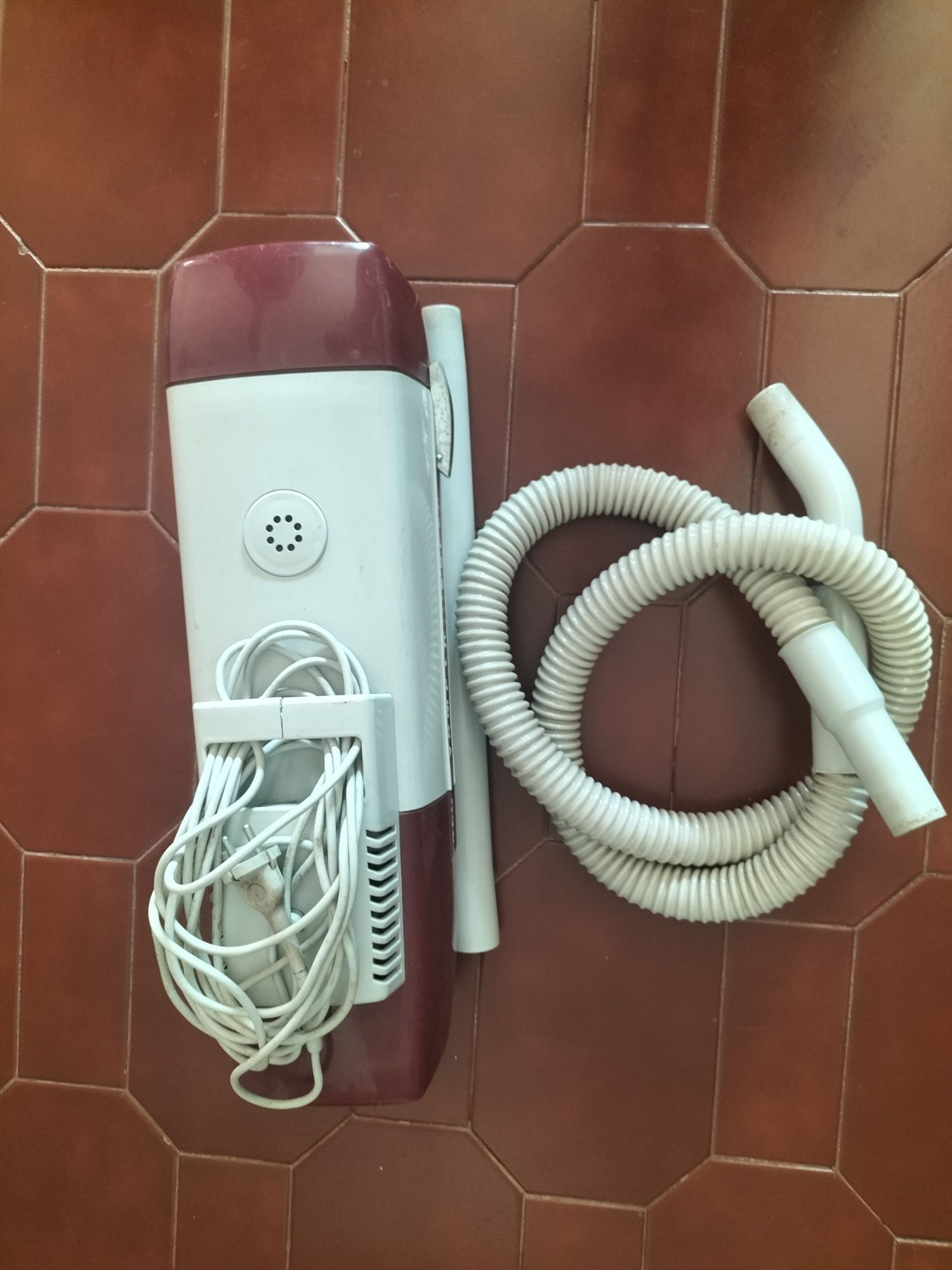 Aspirador muito antigo a trabalhar