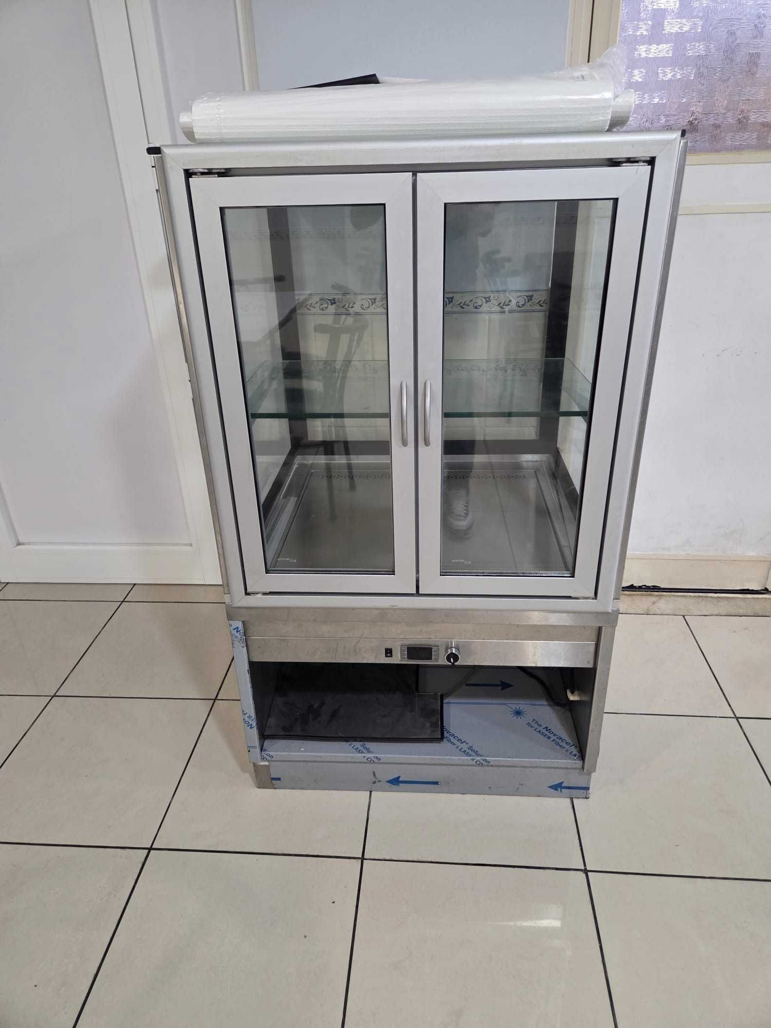 Duas vitrines uma delas tem aquecimento