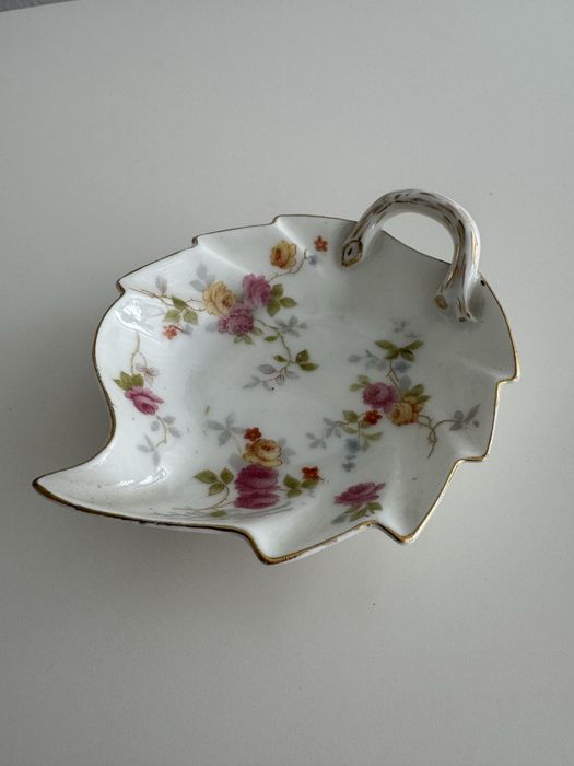 Porcelanowa paterka liść