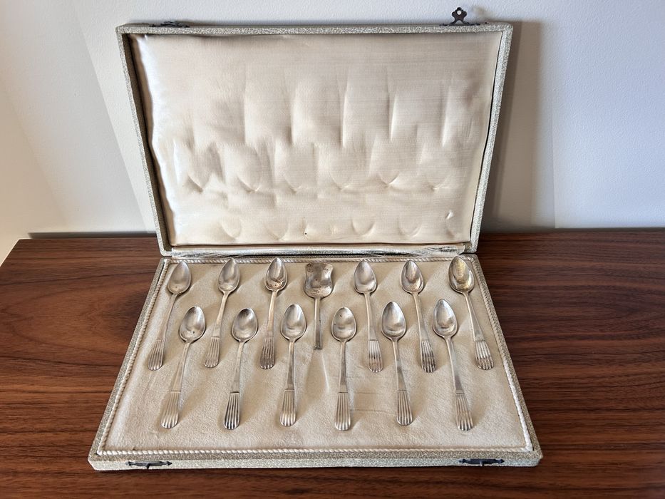 12 colheres de cafe em Prata, Caninhas, com caixa. Início do séc XX