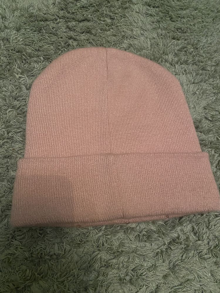 шапка розового цвета с бусинами