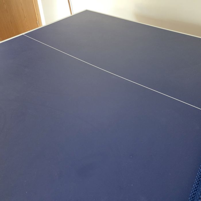 Mesa de tenis azul