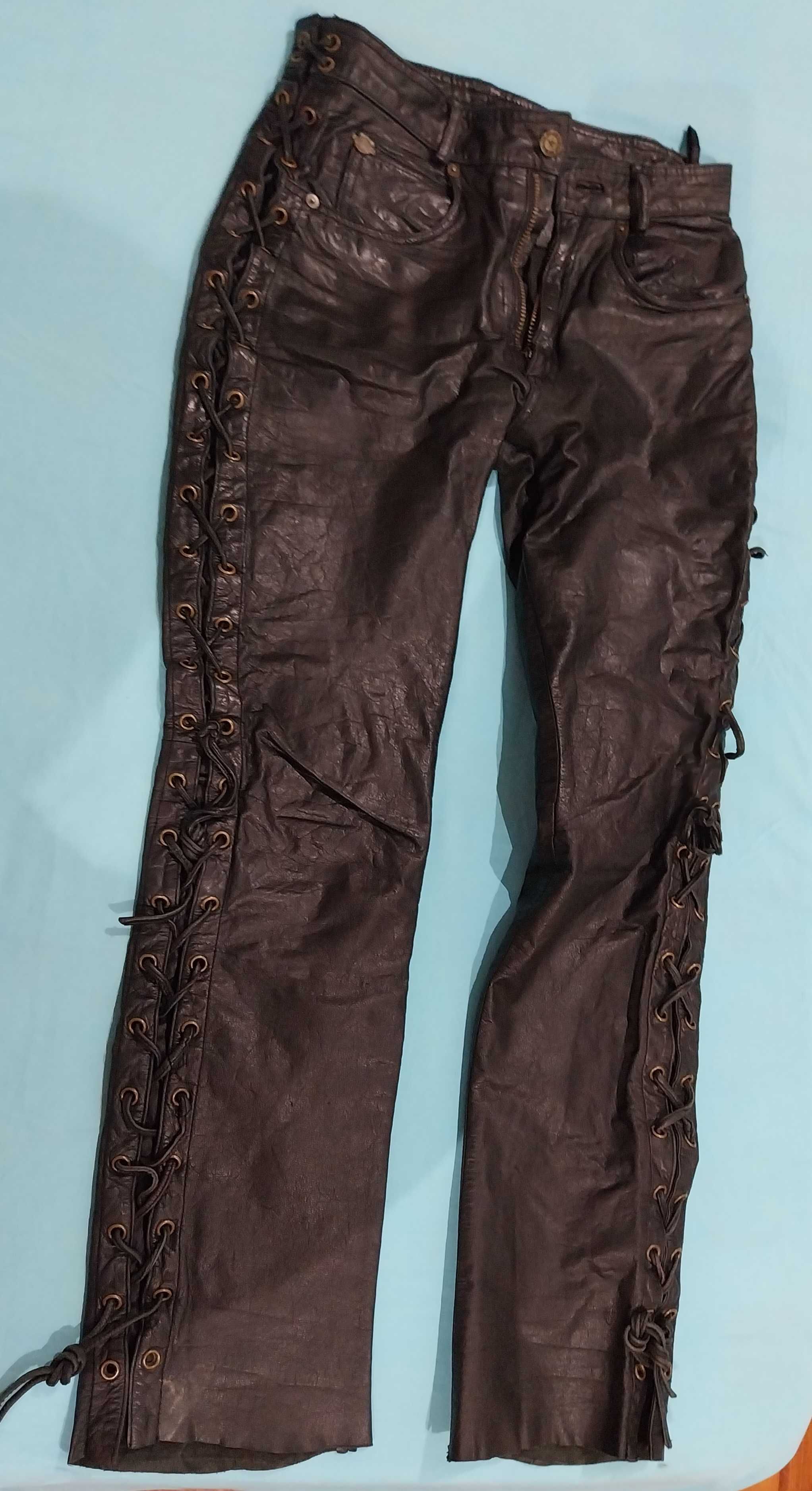 Calça em pele verdadeira