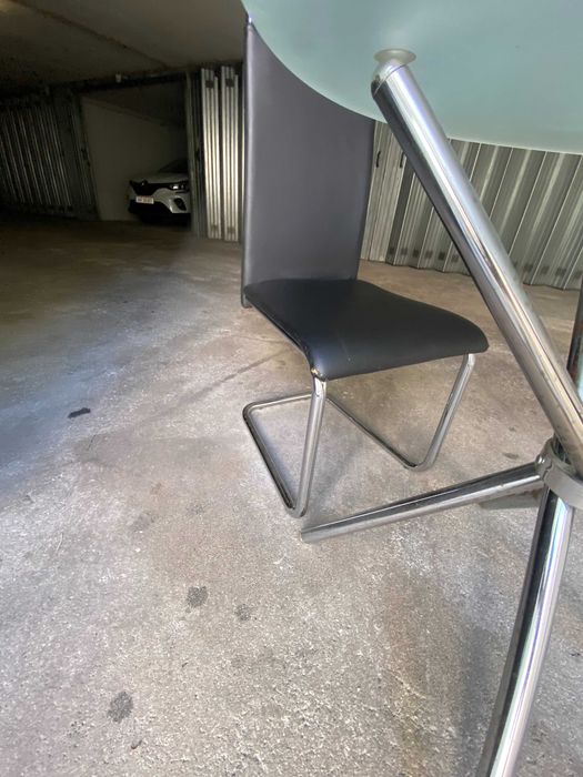 Conjunto de Mesa redonda de vidro e cadeira preta