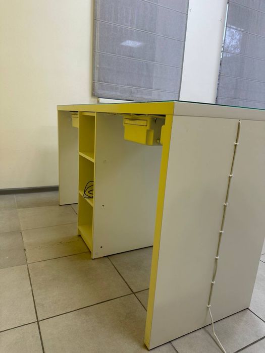 Терміновий продаж столів для манікюру з витяжками TERI