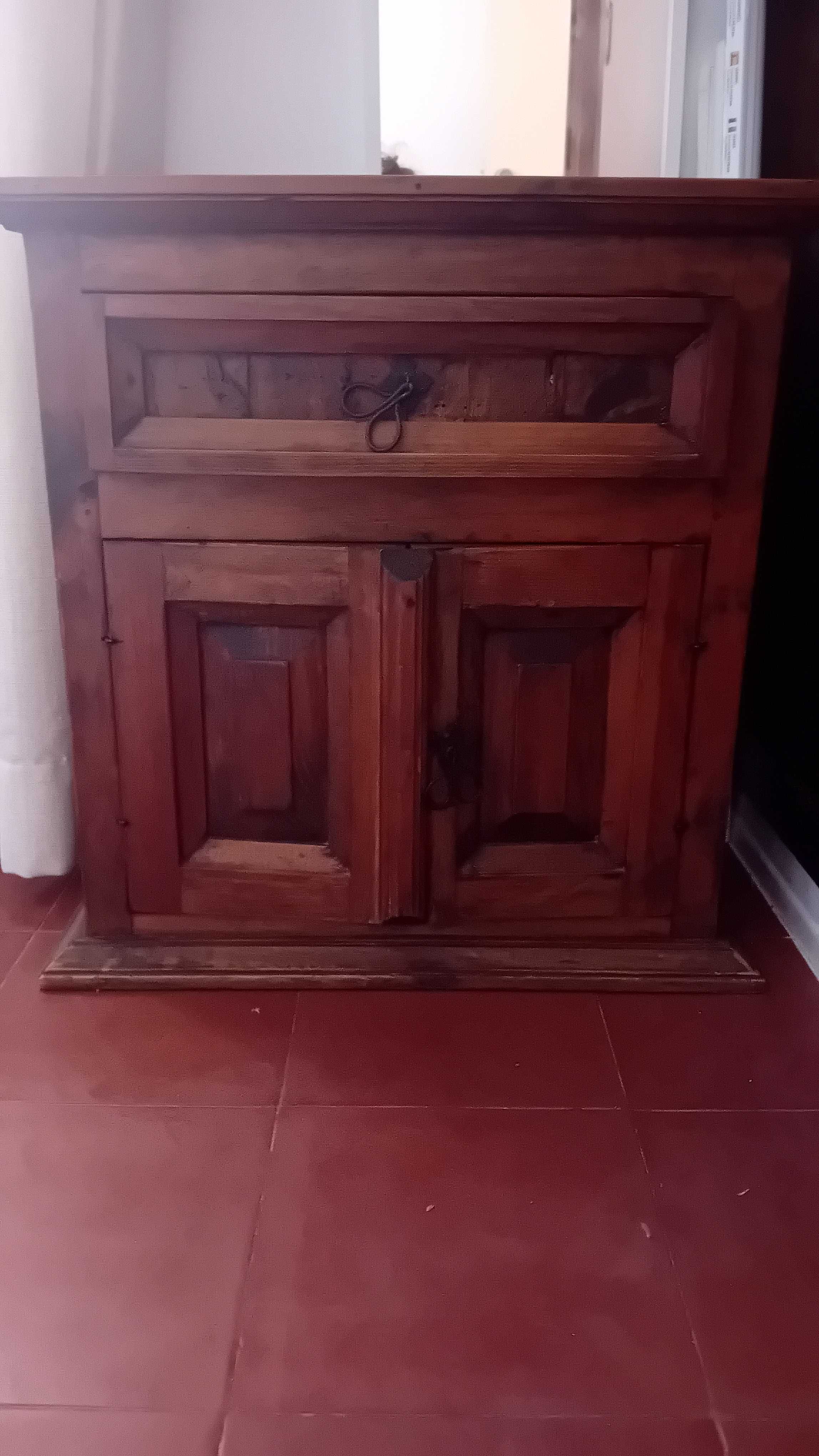Mesa de madeira castanha