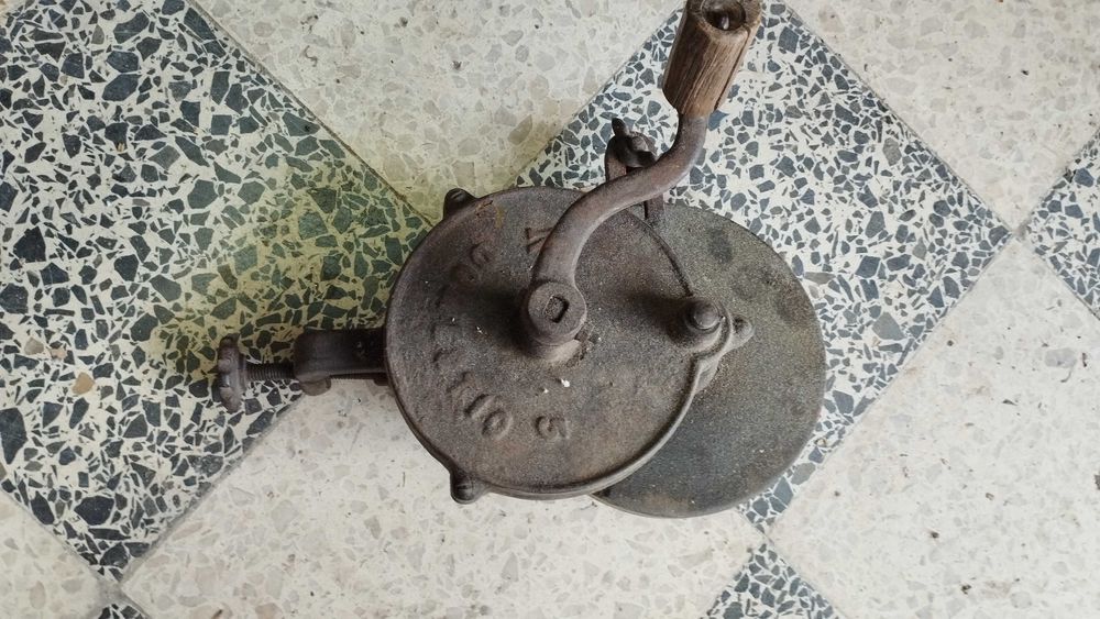 Esmeril manual antigo