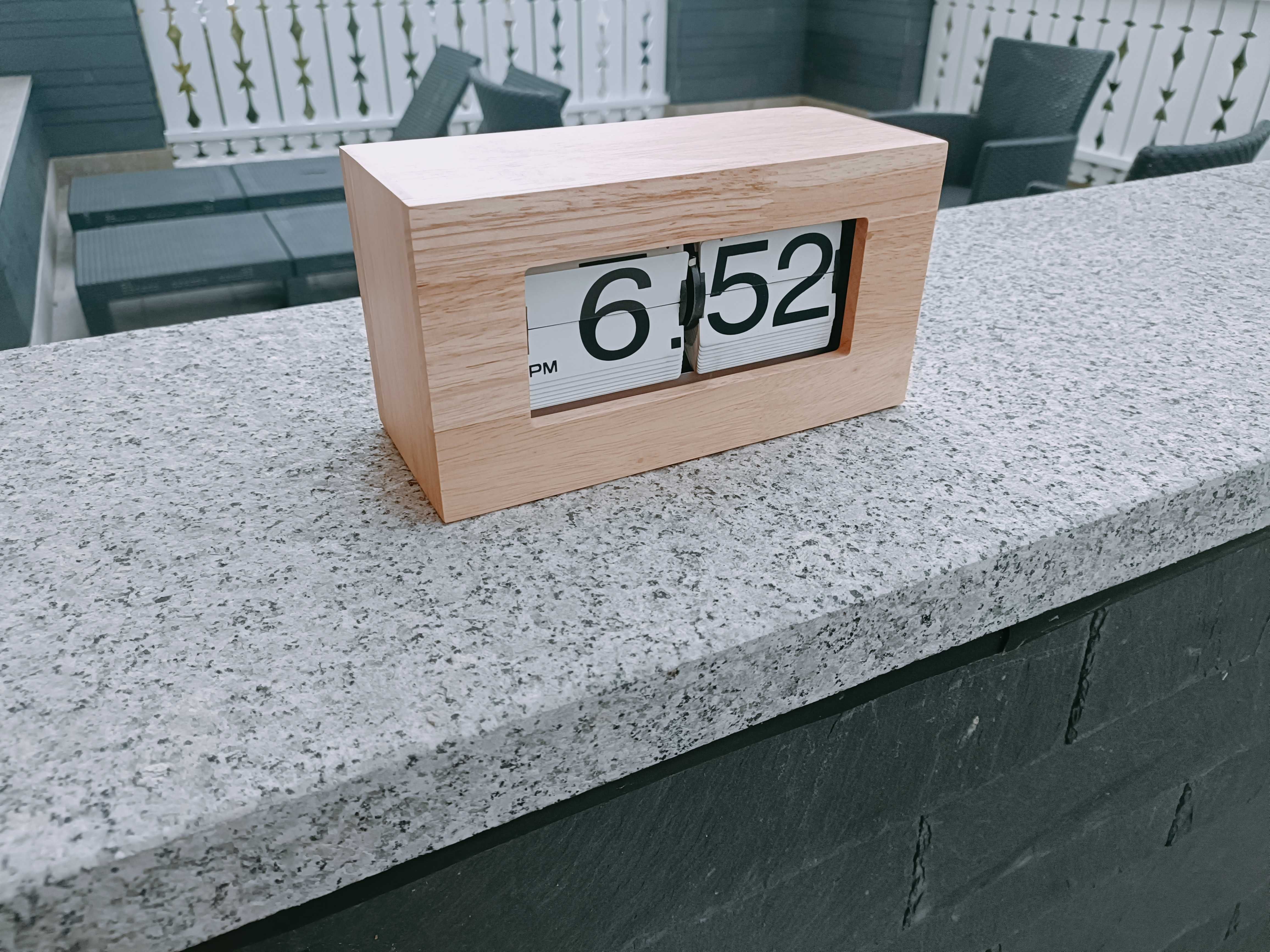 Zegar komodowy typu flip clock Vox Pave