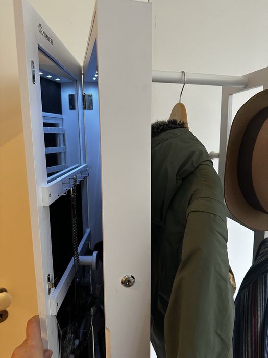 Guarda joias , cabide com espelho com rodizios