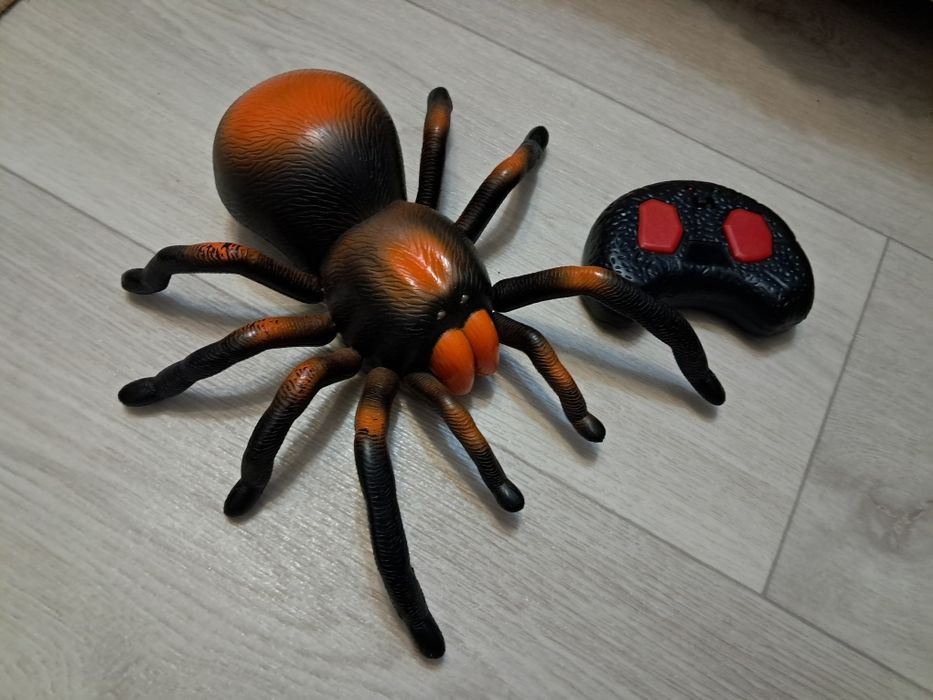 Павук на пульті/радіокеруванні