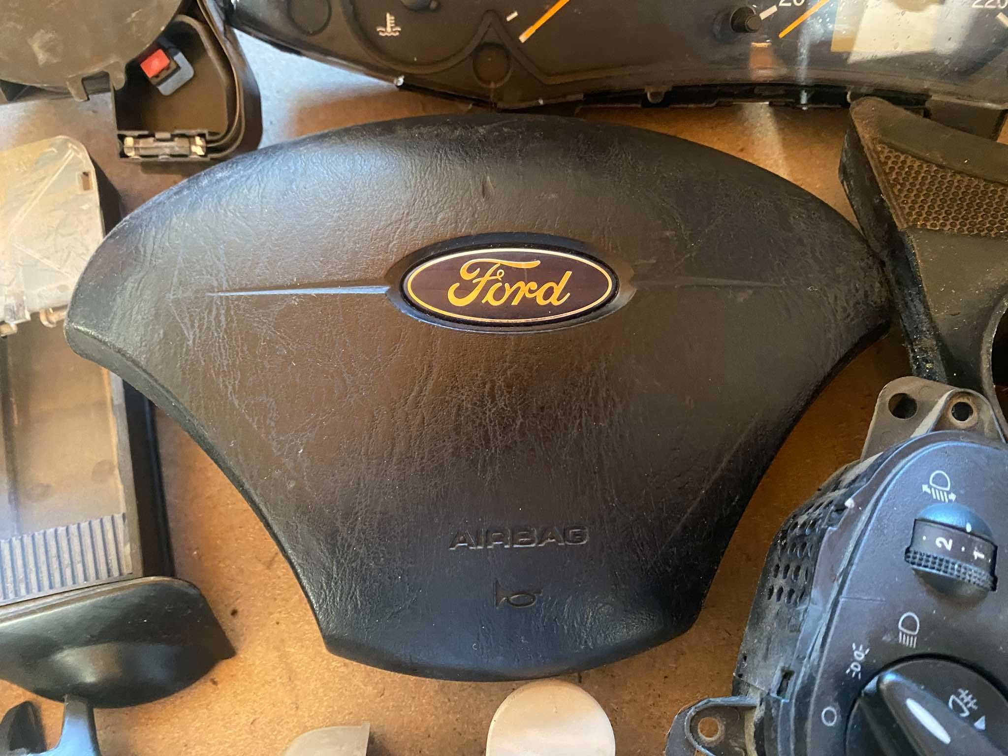 Peças ford focus mk1 faróis, farolim, quadrante, Airbag etc..|USADO