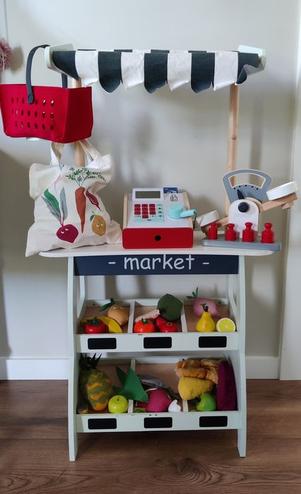 Drewniany stragan,sklep z wyposażeniem zara i H&M waga,kasa,kosz,torba