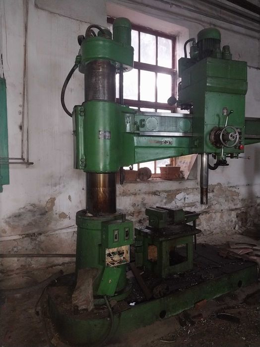 Токарний станок і велика свердлілка