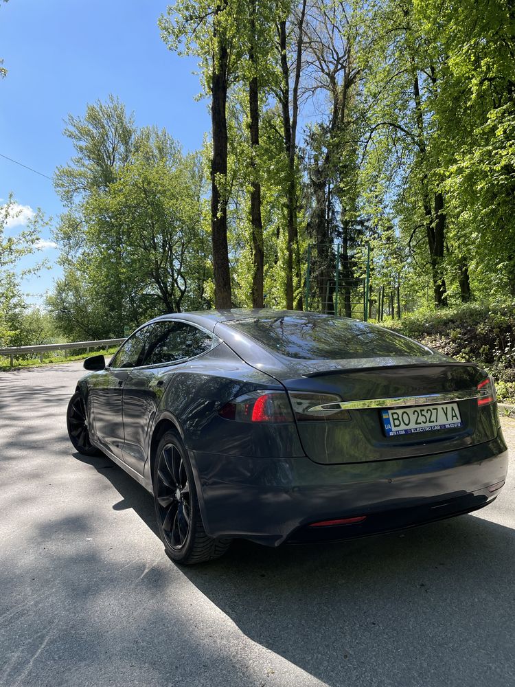 Tesla model S P90D