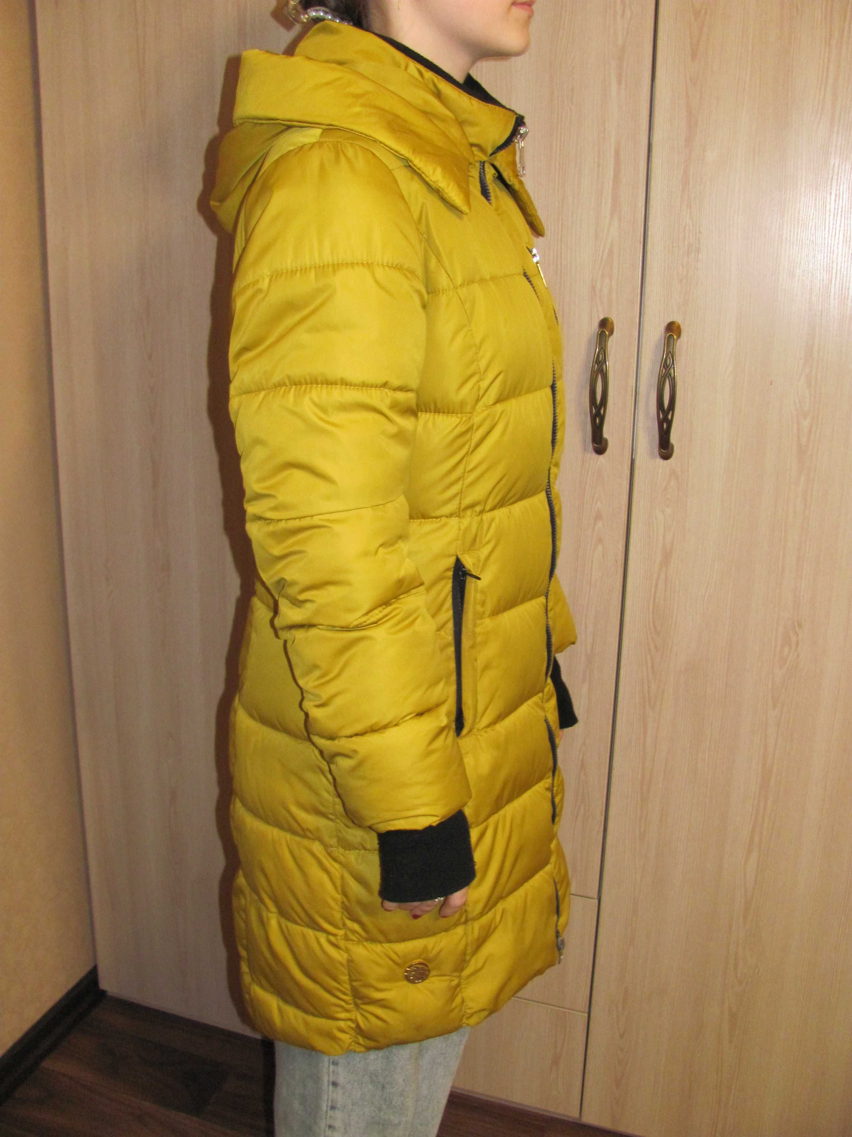 Жіноча зимова куртка з капюшоном