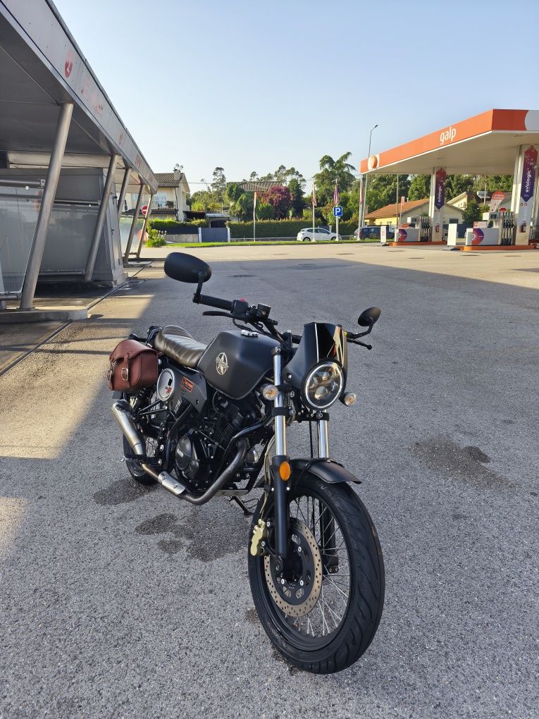 Um scrambler x cafe 125cc