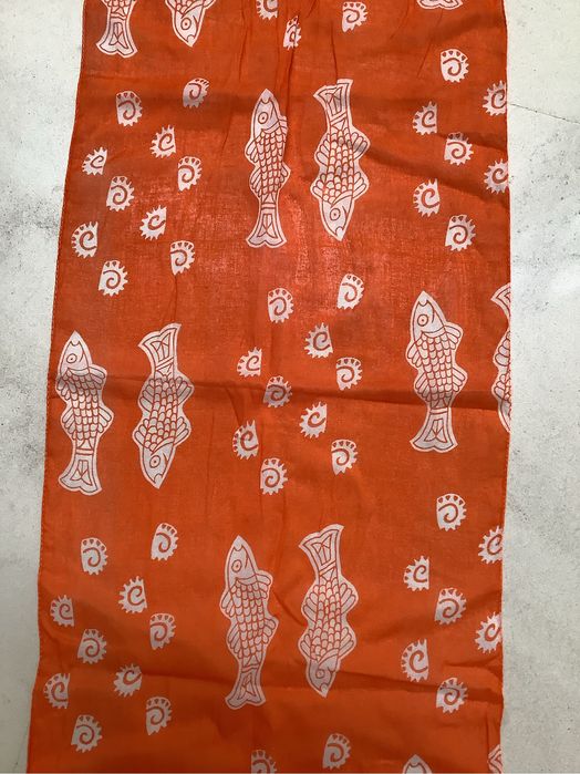 Echarpe laranja com peixes