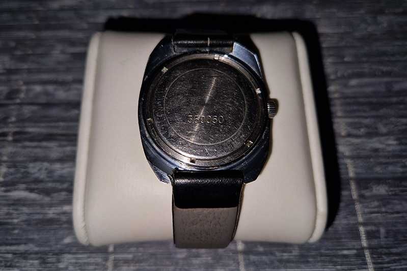 Slava zegarek mechaniczny z datownikiem 21 kamieni 2414 SU 1980-89