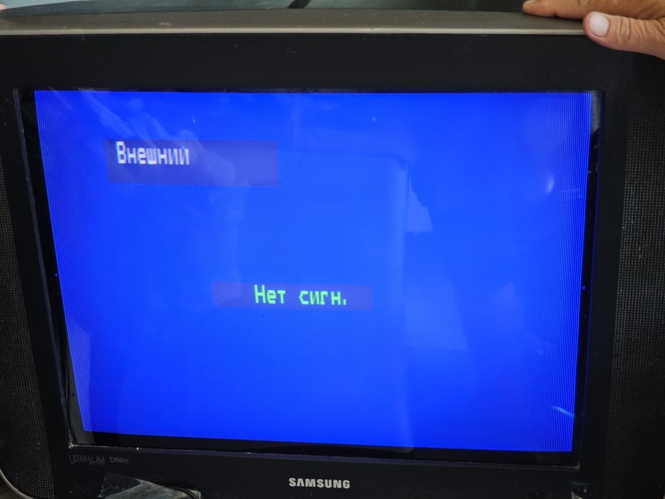 Телевізор Samsung UltraSlim Fit TV разом з тарілкою та ресивером