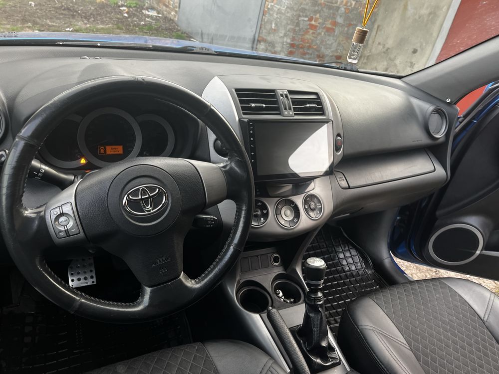 Продам машину Toyota RAV4