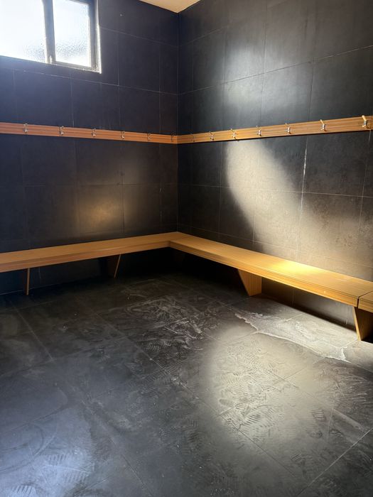 Bancos de balnearios e cabides iguais