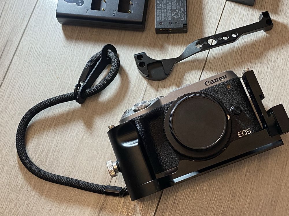 Aparat bezlusterkowiec canon m6 mark II skóra klatka lampa ulanzi f12