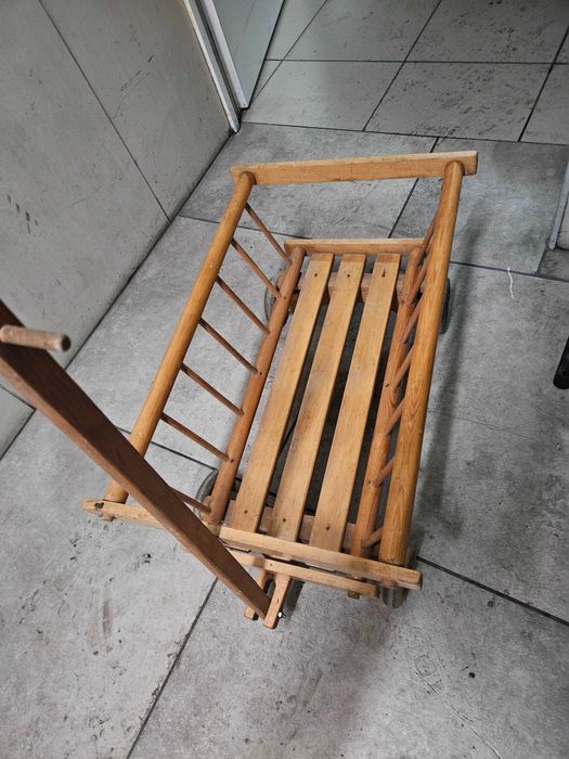 Drewniany wózek dziecięcy.