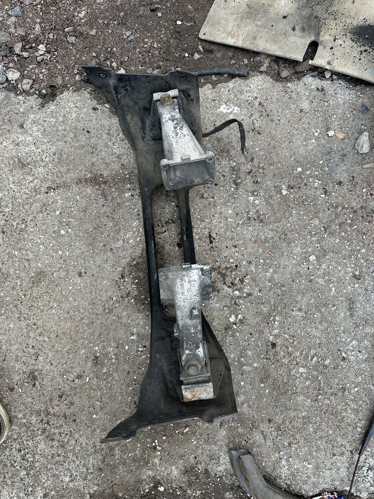 Подрамник двигателя и подушки 2.3 2.9 Mercedes 208 210 308 310 408 410