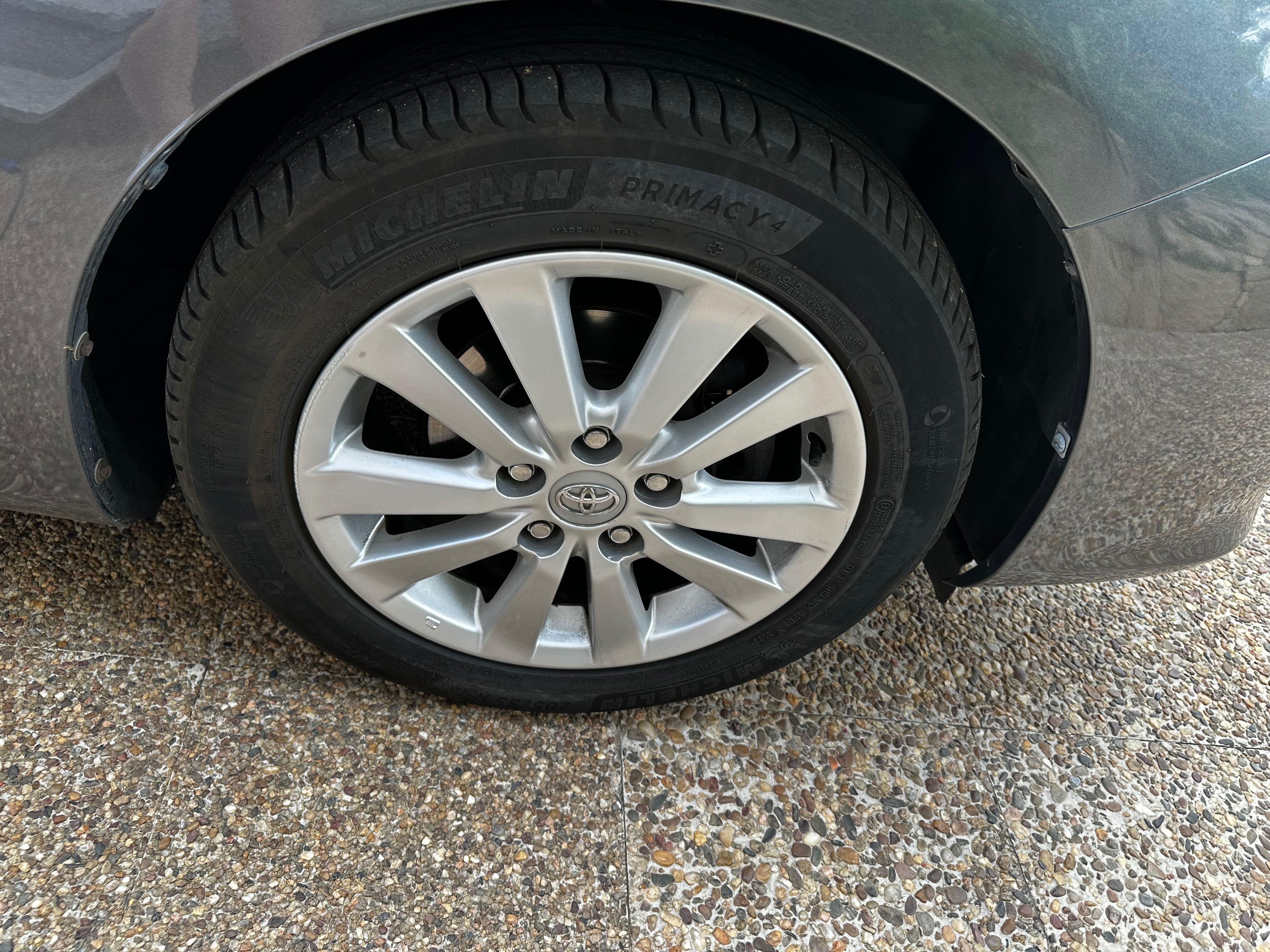Toyota Corolla cor cinza