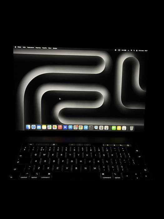 MacBook Pro 15” (2018) — i7 / 16GB RAM / SSD + ładowarka
