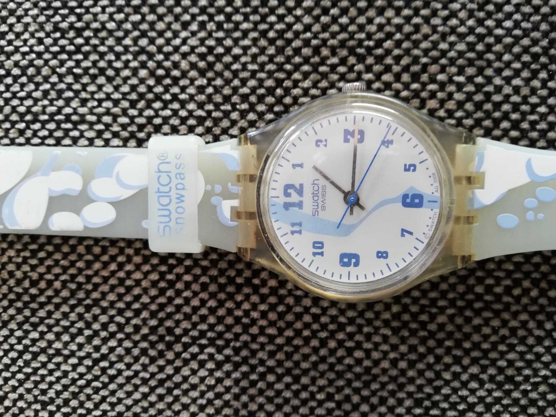 Relógio Swatch azul e branco