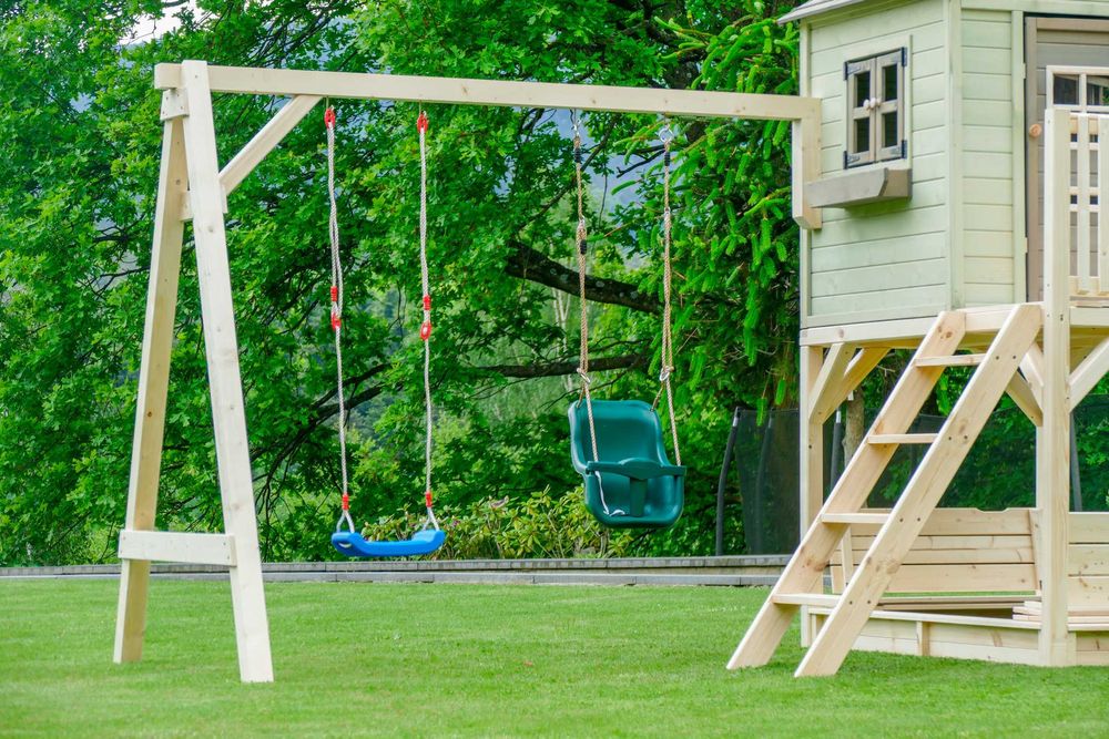 Drewniany domek ogrodowy dla dzieci z huśtawką i podestem 120 cm