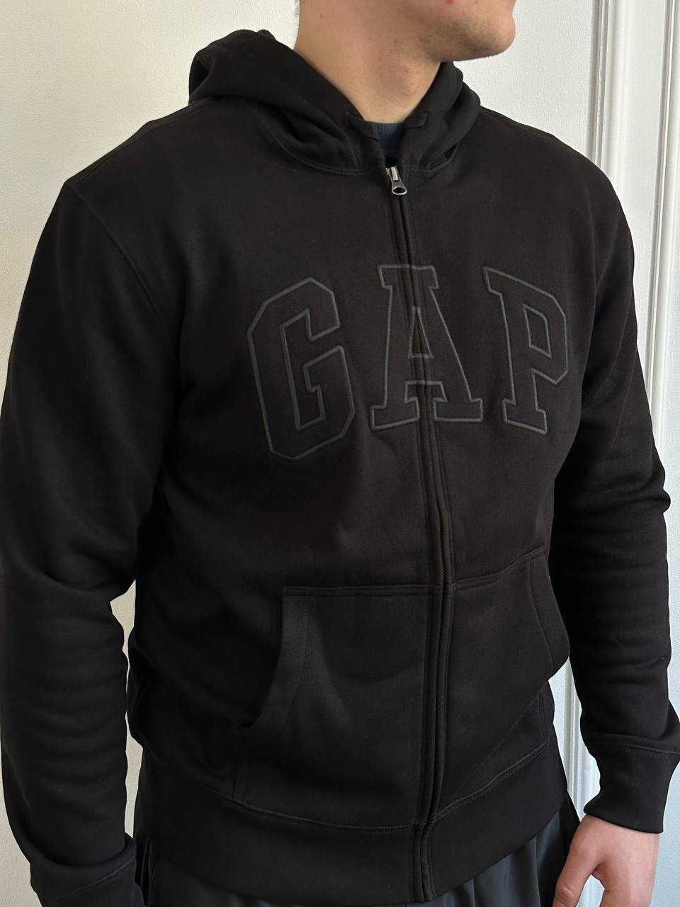 Зіп-Кофта GaP True Black з чорним логотипом, нова колекція